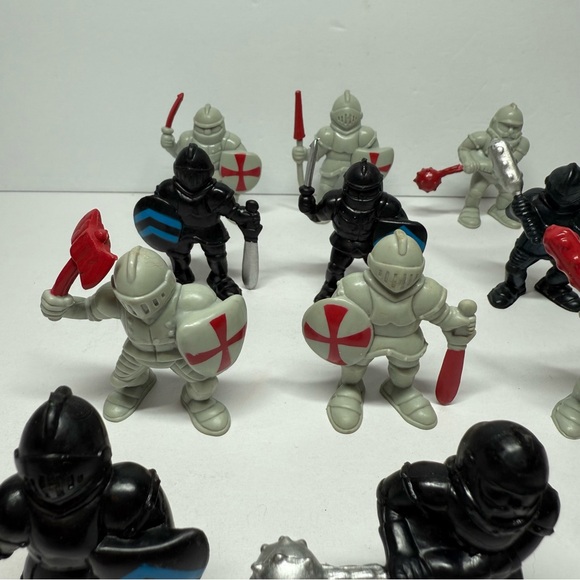 Red Box Mixed Lot of 12 Castle Knights Crusaders Black & Gray 2.75” Toy Figures - Picture 5 of 9